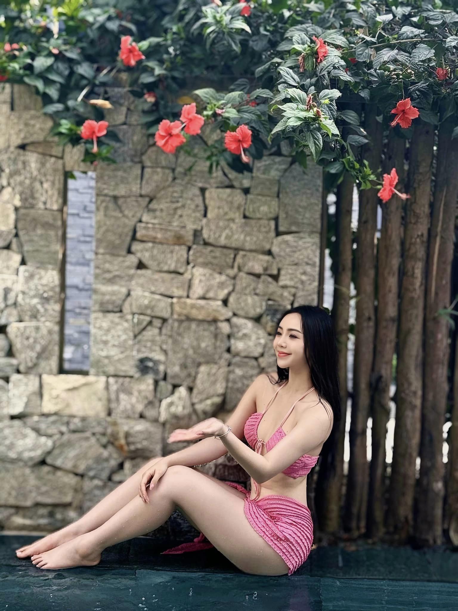 Quỳnh Kool diện bikini, khoe đường cong gợi cảm và làn da mịn màng 
