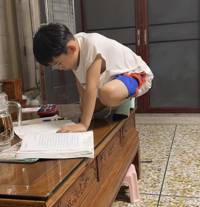 Bài văn 0 điểm của cậu bé tiểu học hot rần rần toàn MXH, khả năng bù số chữ khiến netizen chỉ biết &quot;cam bái hạ phong&quot; - Ảnh 1.