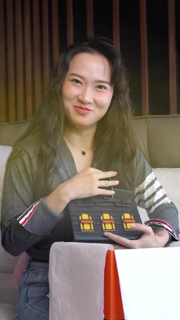 Hannah Olala bất ngờ “tham chiến” drama túi Hermes fake, mối quan hệ với Như Lan cũng bị khơi lên - Ảnh 1. Hannah Olala bất ngờ “tham chiến” drama túi Hermes fake, mối quan hệ với Như Lan cũng bị khơi lên - Ảnh 1.