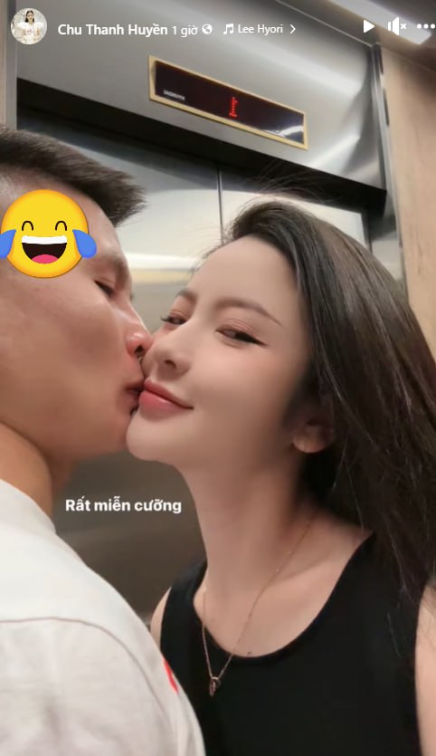 Quang Hải miễn cưỡng h&ocirc;n vợ trong thang m&aacute;y, d&aacute;ng vẻ mẹ bầu Chu Thanh Huyền chuẩn bị cho ng&agrave;y nu&ocirc;i con mọn g&acirc;y ch&uacute; &yacute; - Ảnh 1.