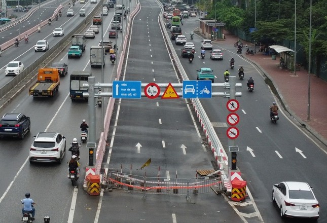 Cầu vượt thép Mai Dịch sẽ được thông xe vào ngày 6/5 - Ảnh 2.