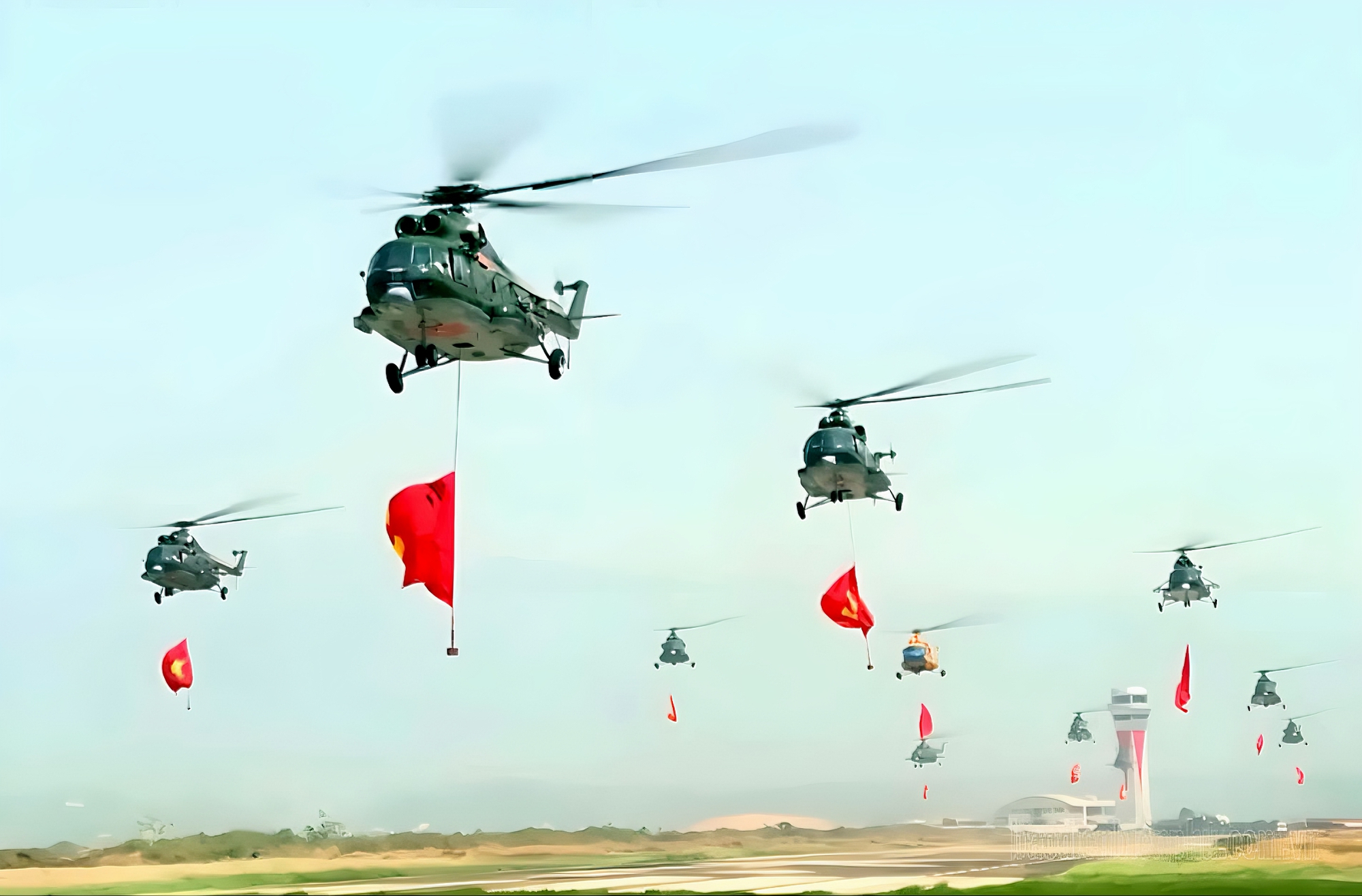 Những hình ảnh lạ mắt về phi đội trực thăng cùng 12.000 người oai hùng tại Điện Biên- Ảnh 1.