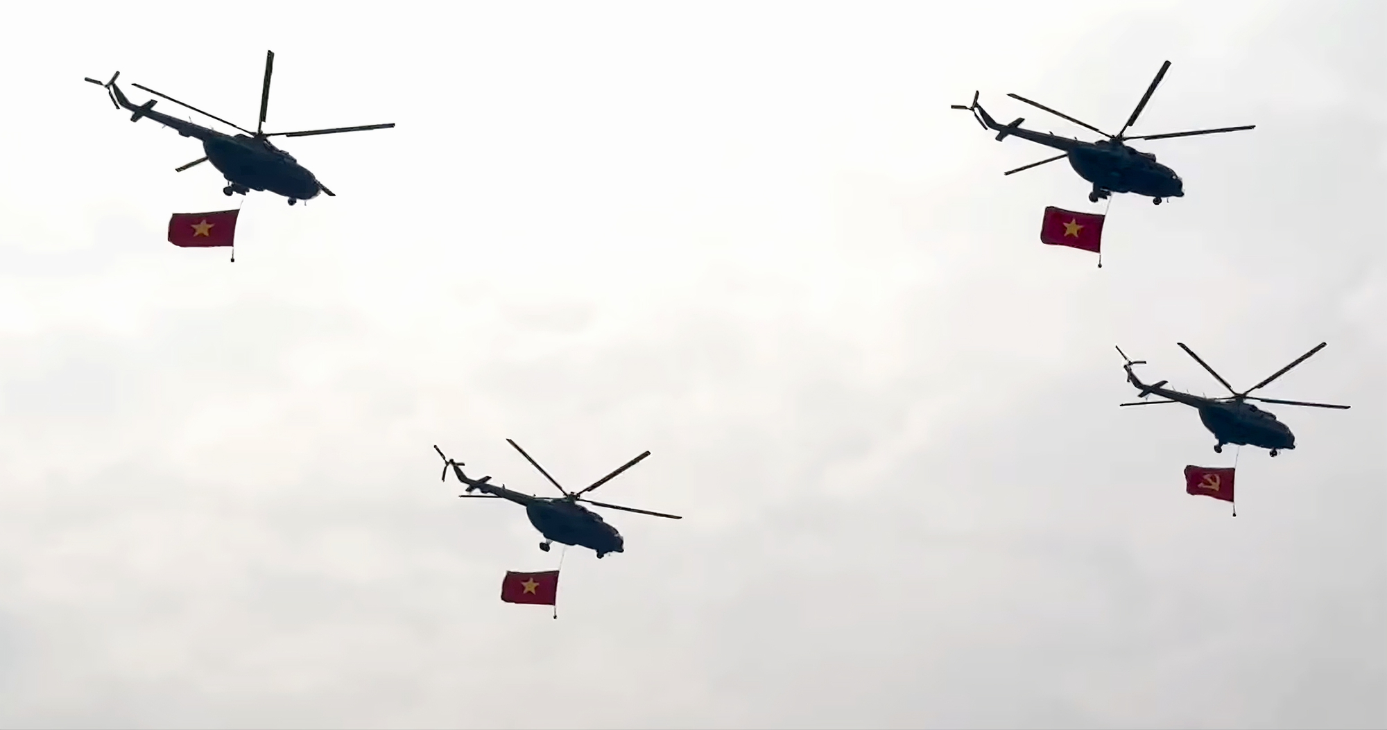 Những hình ảnh lạ mắt về phi đội trực thăng cùng 12.000 người oai hùng tại Điện Biên- Ảnh 2.