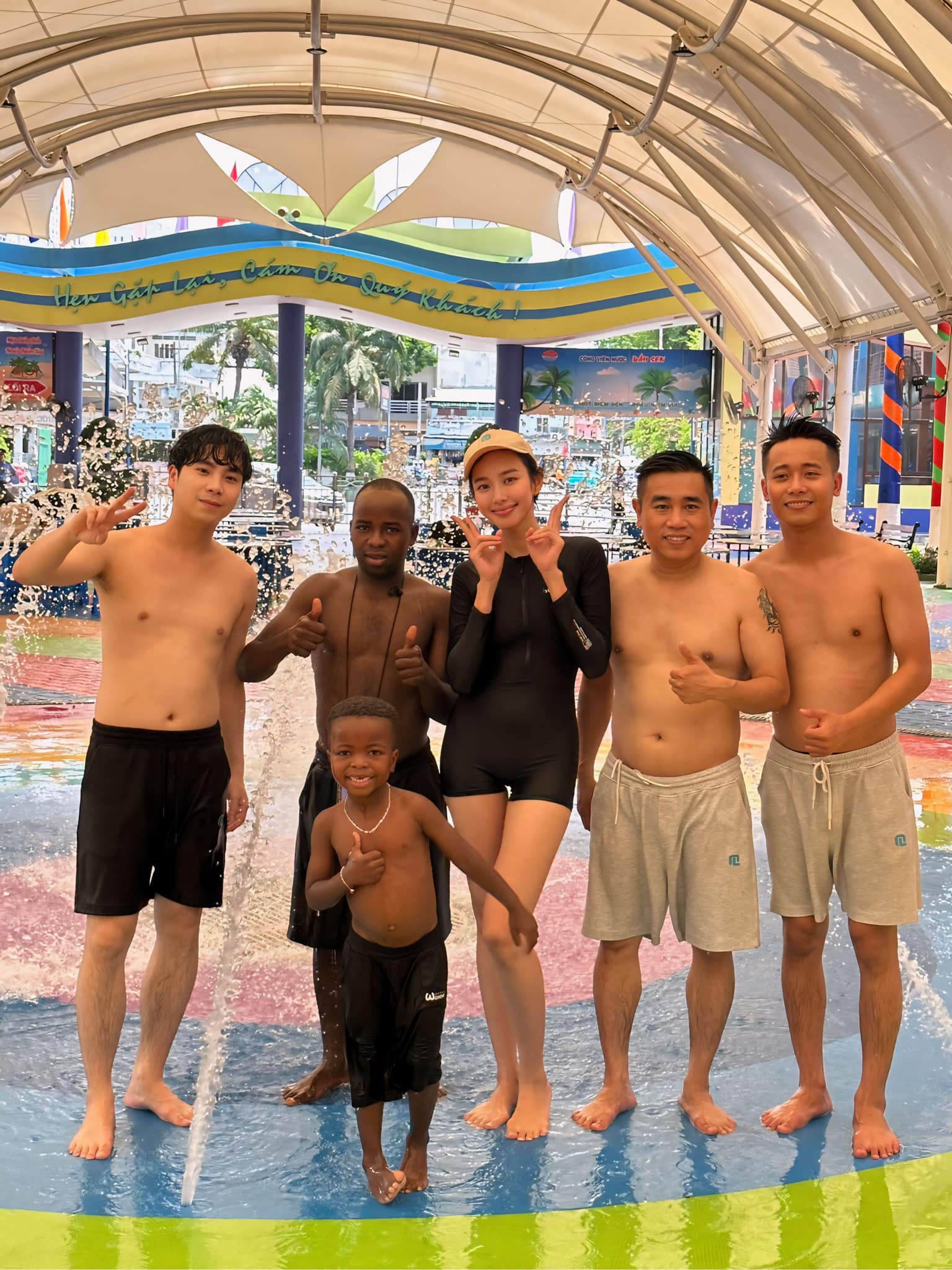 Hoa hậu Thuỳ Tiên cùng team Châu Phi đi chơi công viên, lộ 1 chi tiết rất cưng chiều Lôi Con- Ảnh 8.