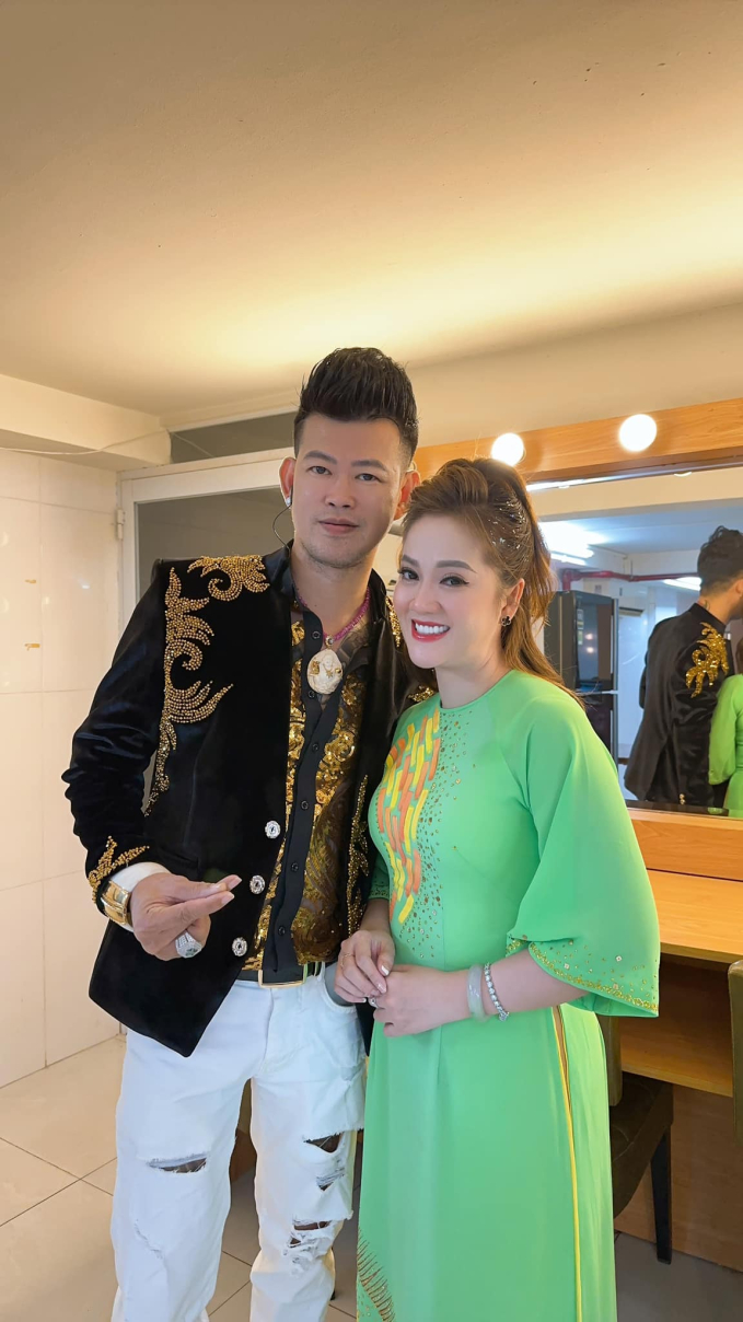 Hồng Loan - Con gái cố nghệ sĩ Vũ Linh đi hát được khán giả ùa lên tặng tiền - Ảnh 6.