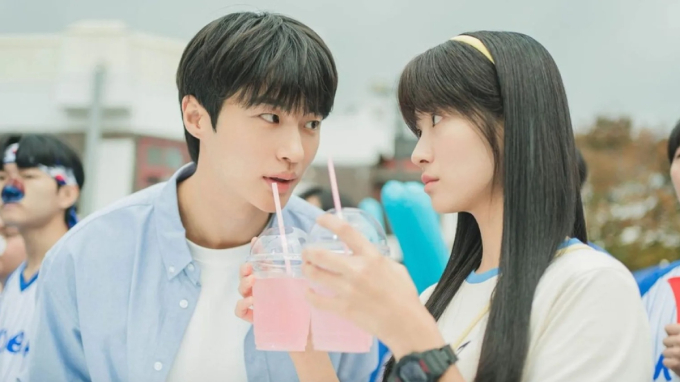 Phim ngôn tình gây sốt toàn cầu chỉn chu đến không ngờ, cả trang phục cũng như "xé truyện bước ra" - Ảnh 1. Phim ngôn tình gây sốt toàn cầu chỉn chu đến không ngờ, cả trang phục cũng như "xé truyện bước ra" - Ảnh 1.