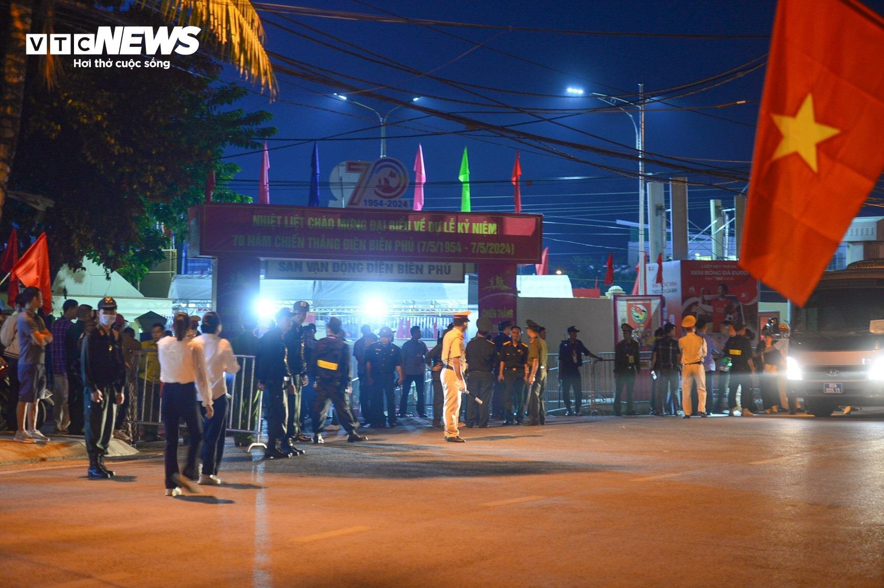 Người dân đến sân vận động Điện Biên từ tờ mờ sáng xem tổng duyệt diễu binh - Ảnh 1.