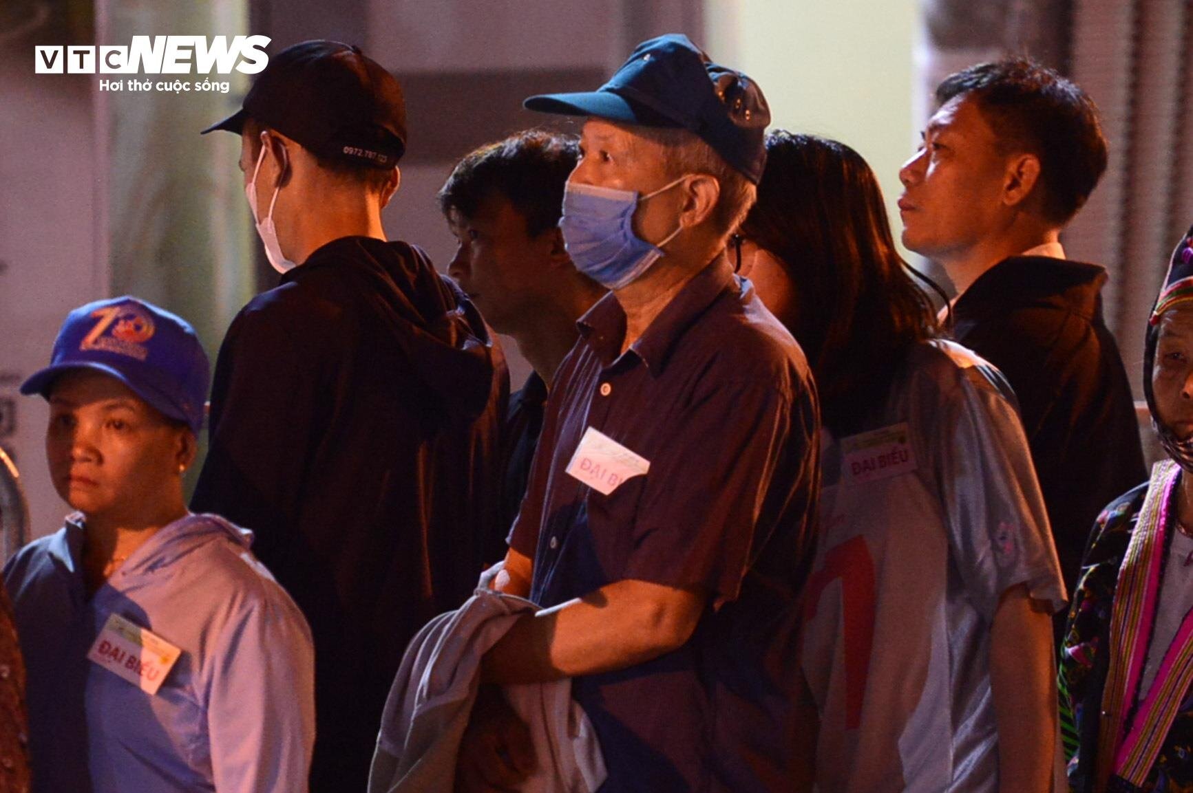 Người dân đến sân vận động Điện Biên từ tờ mờ sáng xem tổng duyệt diễu binh - Ảnh 7.