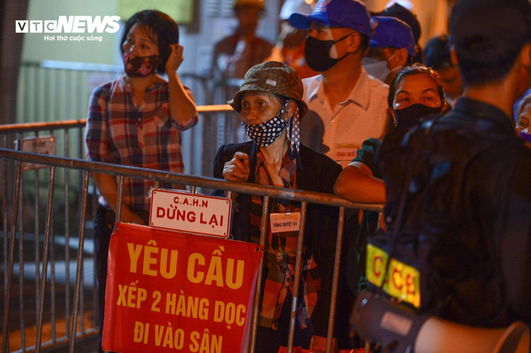 Người dân đến sân vận động Điện Biên từ tờ mờ sáng xem tổng duyệt diễu binh - Ảnh 4.