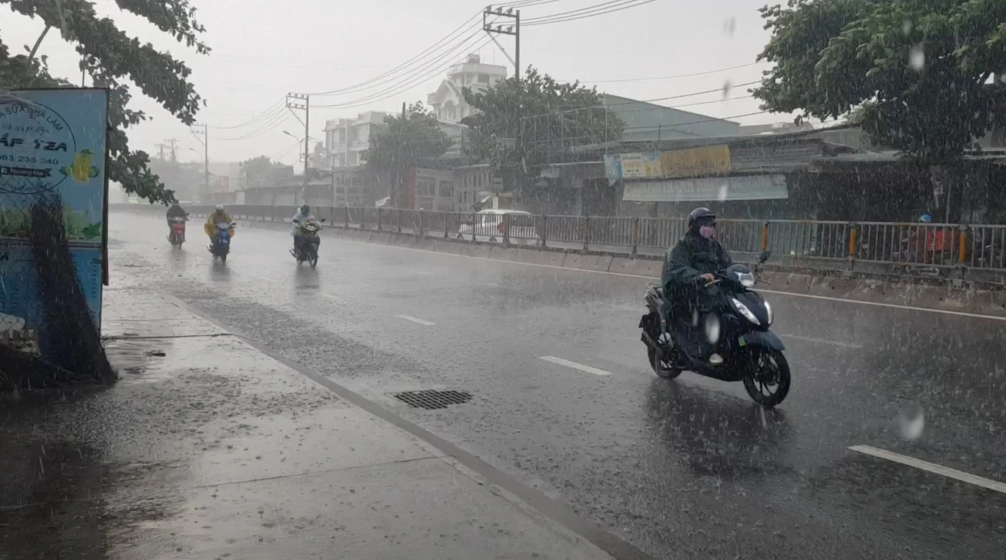 Sấm chớp đùng đùng, TP HCM mưa lớn khắp nơi- Ảnh 1.