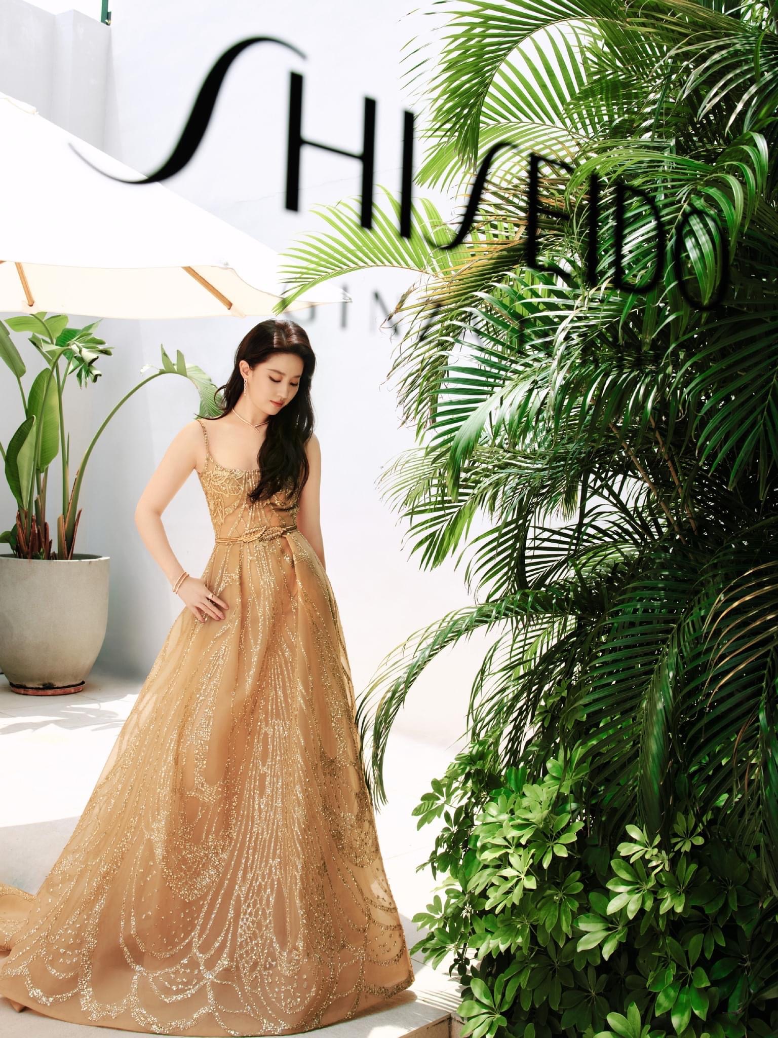 Lưu Diệc Phi xinh ngất với 2 outfit “dát vàng” tại sự kiện: Cam thường tuổi U40 vẫn đỉnh dù tăng cân- Ảnh 12. Lưu Diệc Phi xinh ngất với 2 outfit “dát vàng” tại sự kiện: Cam thường tuổi U40 vẫn đỉnh dù tăng cân- Ảnh 12.