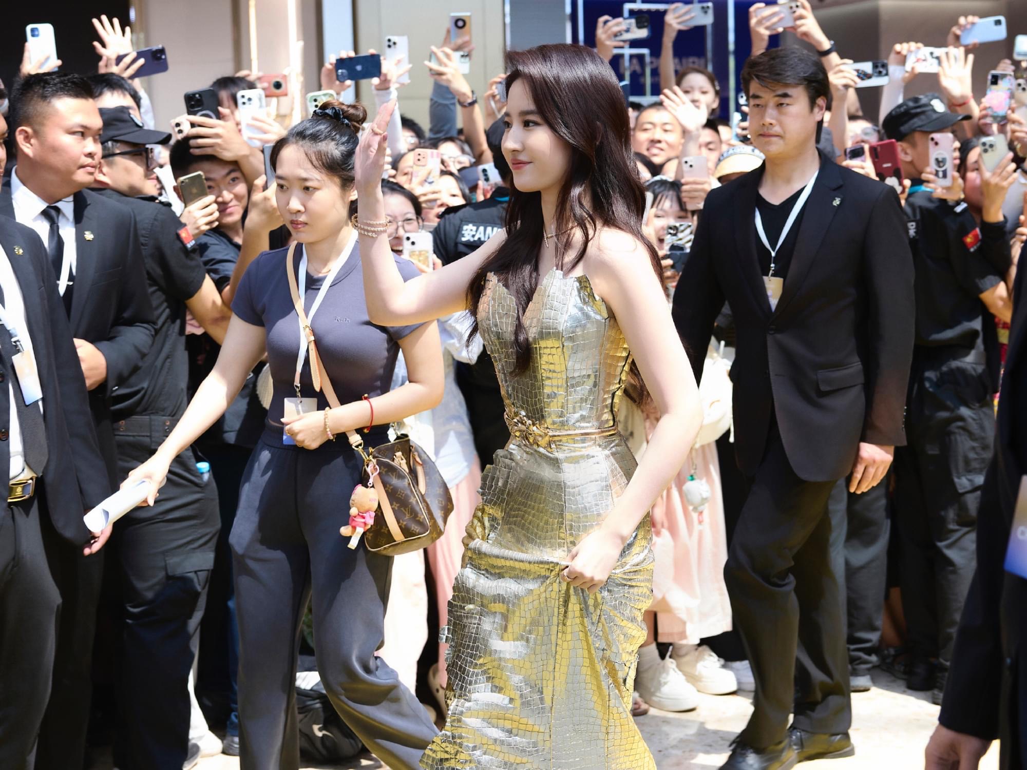 Lưu Diệc Phi xinh ngất với 2 outfit “dát vàng” tại sự kiện: Cam thường tuổi U40 vẫn đỉnh dù tăng cân- Ảnh 21. Lưu Diệc Phi xinh ngất với 2 outfit “dát vàng” tại sự kiện: Cam thường tuổi U40 vẫn đỉnh dù tăng cân- Ảnh 21.