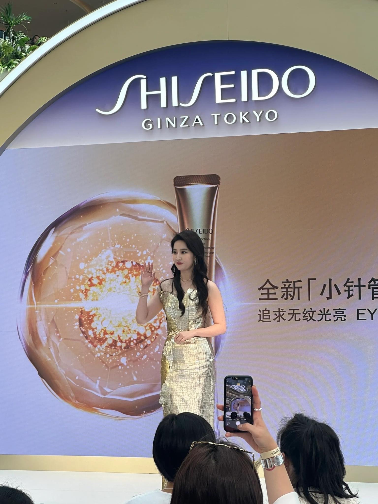 Lưu Diệc Phi xinh ngất với 2 outfit “dát vàng” tại sự kiện: Cam thường tuổi U40 vẫn đỉnh dù tăng cân- Ảnh 13. Lưu Diệc Phi xinh ngất với 2 outfit “dát vàng” tại sự kiện: Cam thường tuổi U40 vẫn đỉnh dù tăng cân- Ảnh 13.
