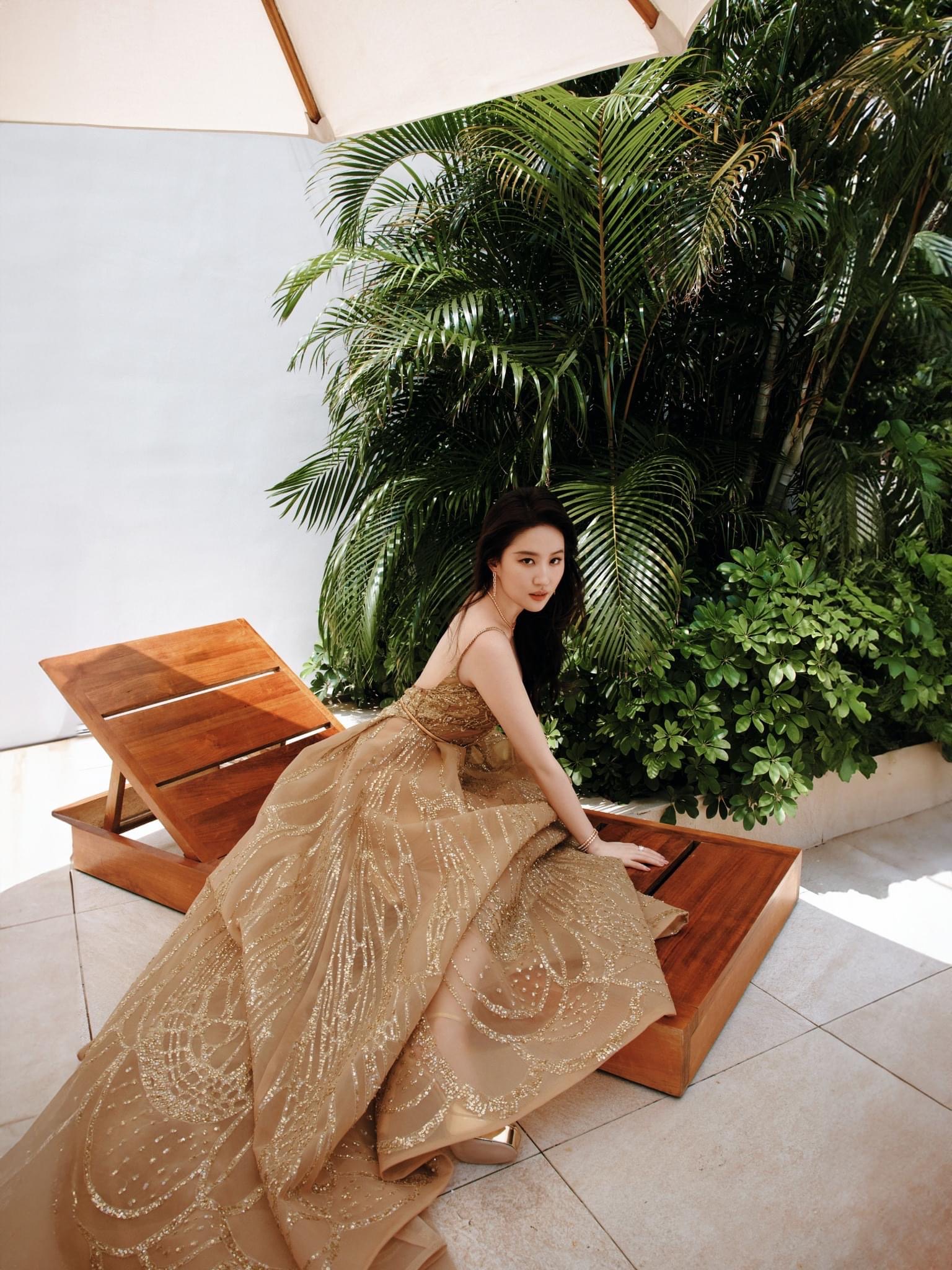 Lưu Diệc Phi xinh ngất với 2 outfit “dát vàng” tại sự kiện: Cam thường tuổi U40 vẫn đỉnh dù tăng cân- Ảnh 9. Lưu Diệc Phi xinh ngất với 2 outfit “dát vàng” tại sự kiện: Cam thường tuổi U40 vẫn đỉnh dù tăng cân- Ảnh 9.