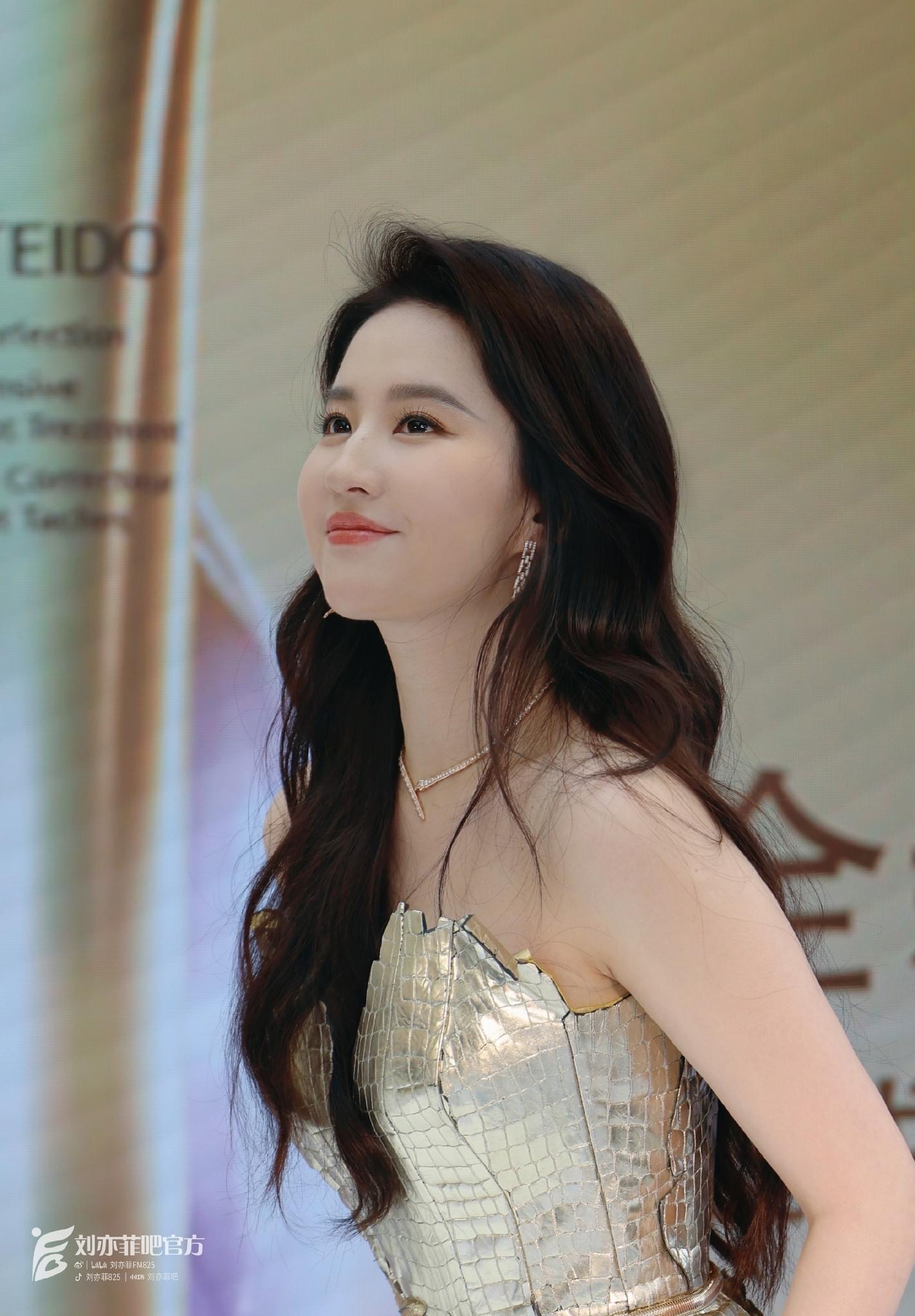 Lưu Diệc Phi xinh ngất với 2 outfit “dát vàng” tại sự kiện: Cam thường tuổi U40 vẫn đỉnh dù tăng cân- Ảnh 3. Lưu Diệc Phi xinh ngất với 2 outfit “dát vàng” tại sự kiện: Cam thường tuổi U40 vẫn đỉnh dù tăng cân- Ảnh 3.