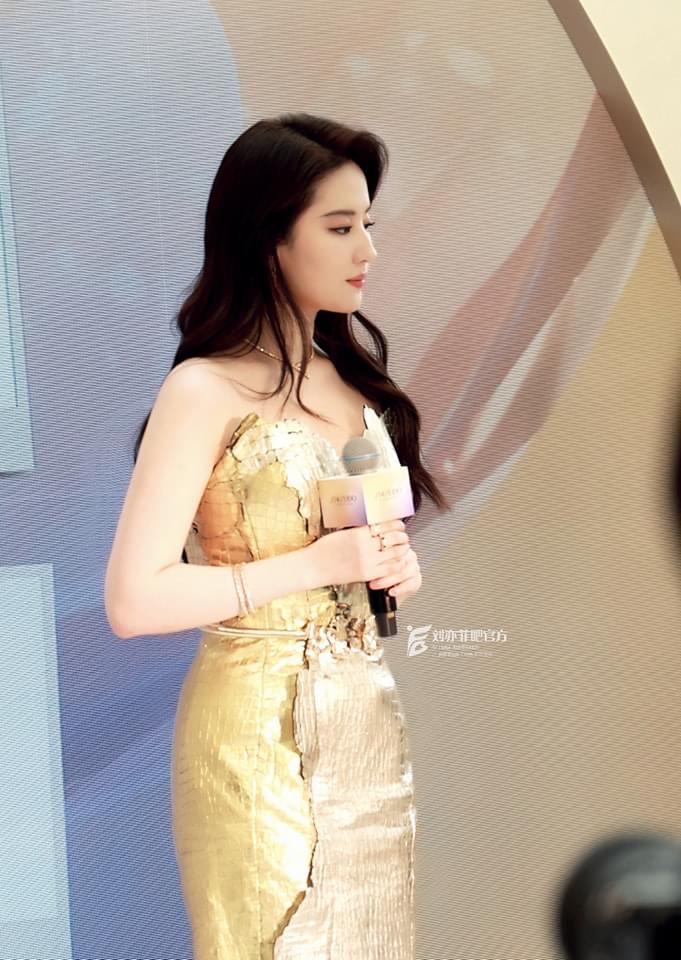 Lưu Diệc Phi xinh ngất với 2 outfit “dát vàng” tại sự kiện: Cam thường tuổi U40 vẫn đỉnh dù tăng cân- Ảnh 5. Lưu Diệc Phi xinh ngất với 2 outfit “dát vàng” tại sự kiện: Cam thường tuổi U40 vẫn đỉnh dù tăng cân- Ảnh 5.