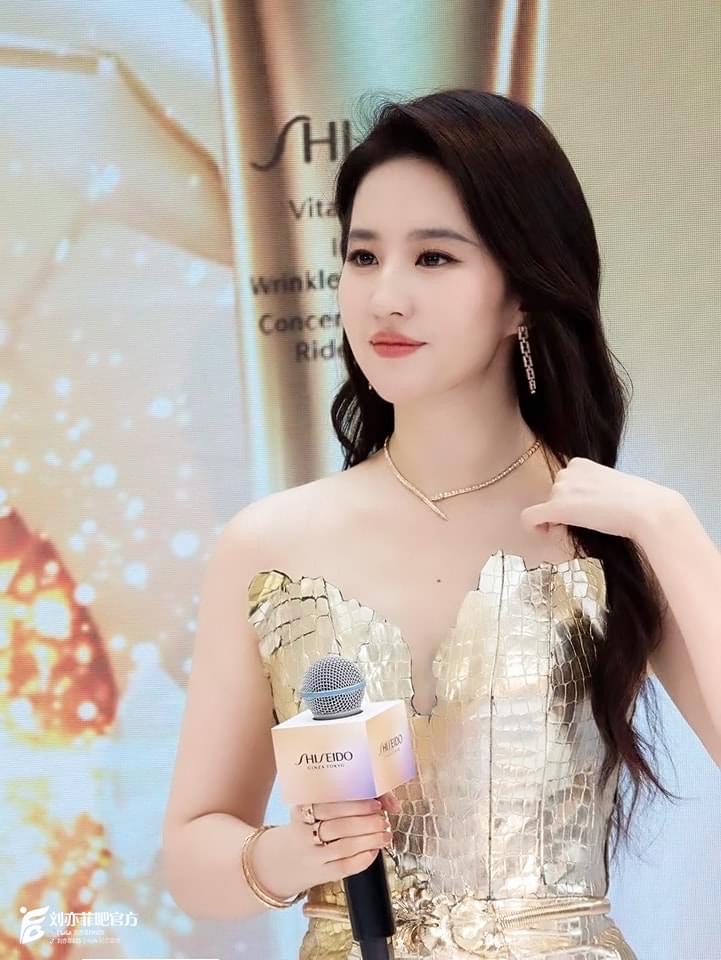 Lưu Diệc Phi xinh ngất với 2 outfit “dát vàng” tại sự kiện: Cam thường tuổi U40 vẫn đỉnh dù tăng cân- Ảnh 4. Lưu Diệc Phi xinh ngất với 2 outfit “dát vàng” tại sự kiện: Cam thường tuổi U40 vẫn đỉnh dù tăng cân- Ảnh 4.