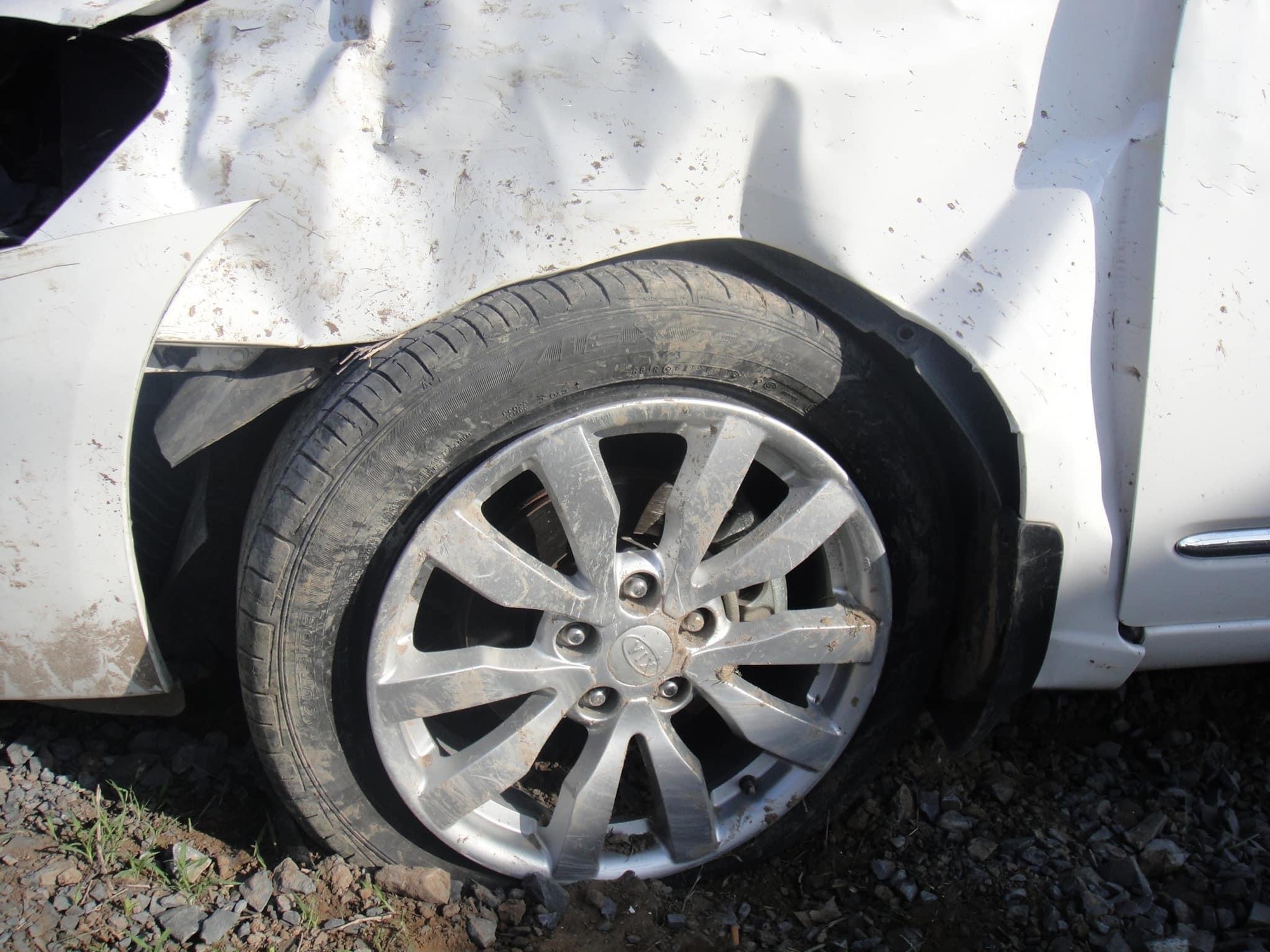 Cát Phượng bị tai nạn kinh hoàng 10 năm trước: Xe ô tô móp méo, gây ngỡ ngàng nhất điều này- Ảnh 1.