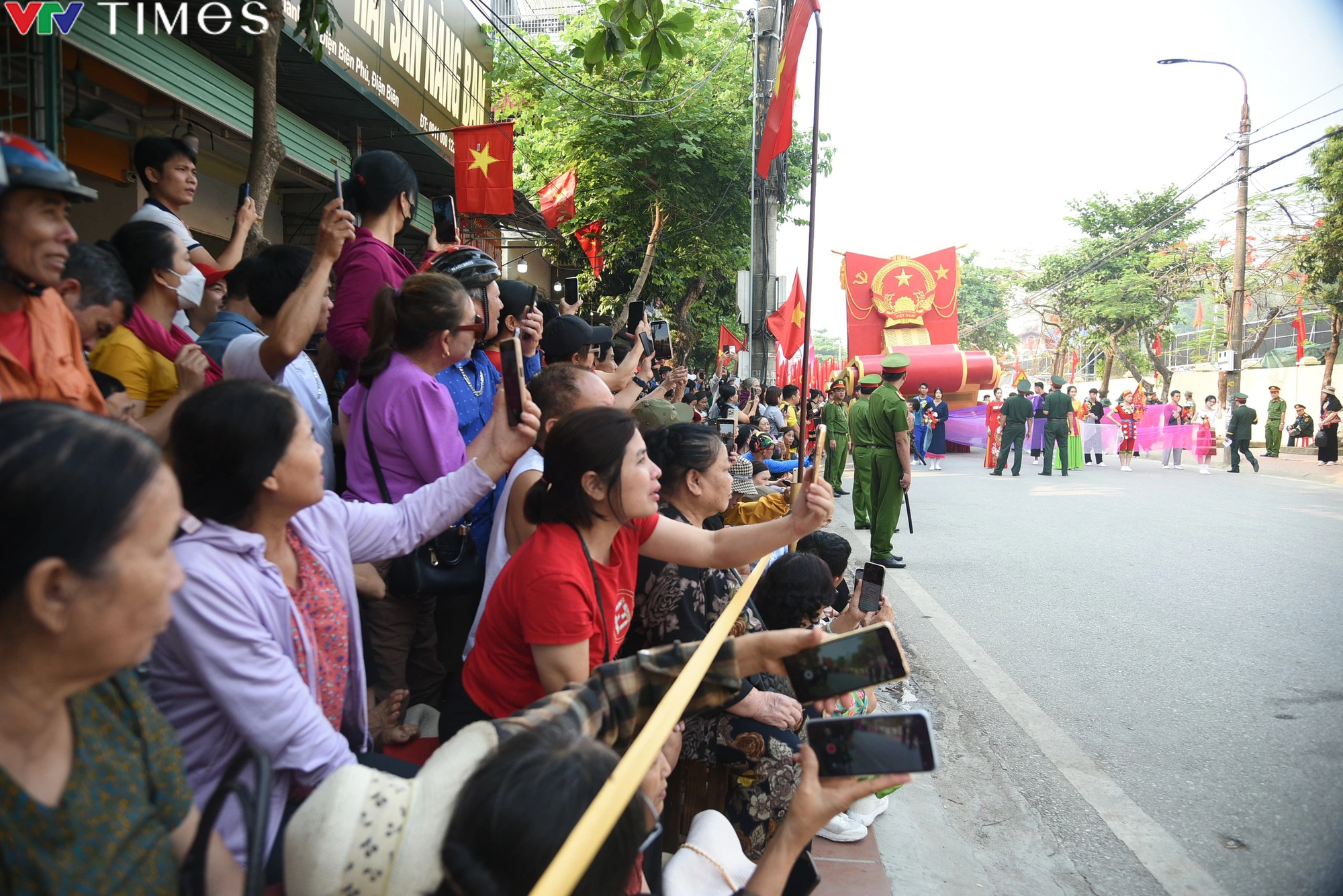 Người dân Điện Biên nô nức đến xem tổng duyệt Lễ kỷ niệm 70 năm Chiến thắng Điện Biên Phủ - Ảnh 3.