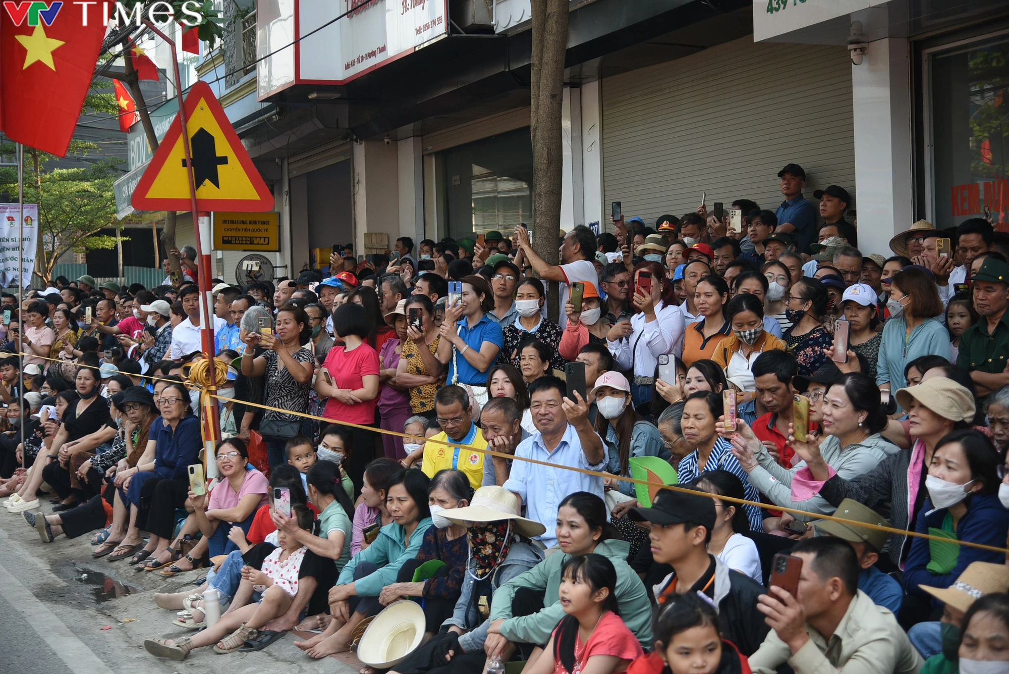Người dân Điện Biên nô nức đến xem tổng duyệt Lễ kỷ niệm 70 năm Chiến thắng Điện Biên Phủ - Ảnh 2.