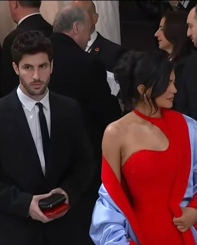 Khi đẹp trai bỗng trở thành cái tội: Mẫu nam cực phẩm bị sa thải vì giật spotlight của Jennie - Kylie Jenner tại Met Gala - Ảnh 4.