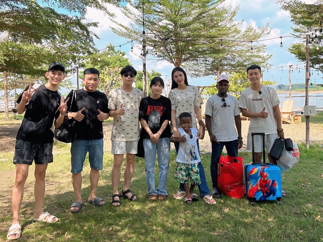 Hé lộ khoảnh khắc Hoa hậu Thùy Tiên bịn rịn tạm biệt Lôi Con, thái độ khi đối mặt Quang Linh Vlog gây chú ý - Ảnh 8.