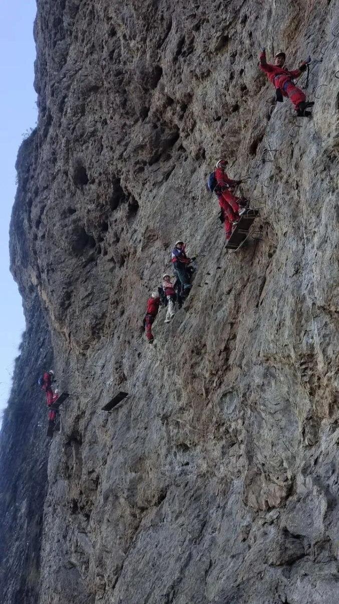 Độc lạ 'tắc núi' ở Trung Quốc, du khách chôn chân giữa vách đá thẳng đứng - Ảnh 3.