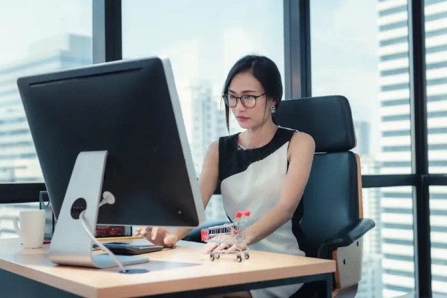 Nữ kế toán từ chối chuyển khoản 9,4 tỷ đồng cho vợ sếp, còn âm thầm báo cảnh sát: Vài ngày sau bất ngờ được công ty khen thưởng - Ảnh 2. Nữ kế toán từ chối chuyển khoản 9,4 tỷ đồng cho vợ sếp, còn âm thầm báo cảnh sát: Vài ngày sau bất ngờ được công ty khen thưởng - Ảnh 2.