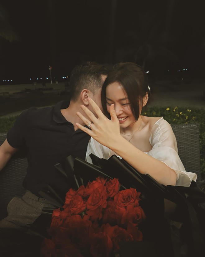 Yêu 6 năm, cơ trưởng nổi tiếng nhất Việt Nam dựng màn cầu hôn bất ngờ, chị đẹp bị sốc đáp “muốn làm vợ anh không?” theo cách khó đỡ - Ảnh 1.