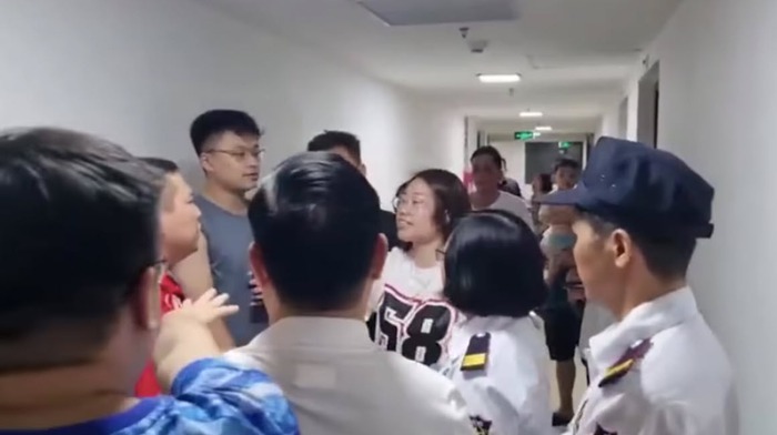 Thông tin mới về vụ người phụ nữ đạp cư dân gây náo loạn chung cư ở Hà Nội - Ảnh 1. Thông tin mới về vụ người phụ nữ đạp cư dân gây náo loạn chung cư ở Hà Nội - Ảnh 1.
