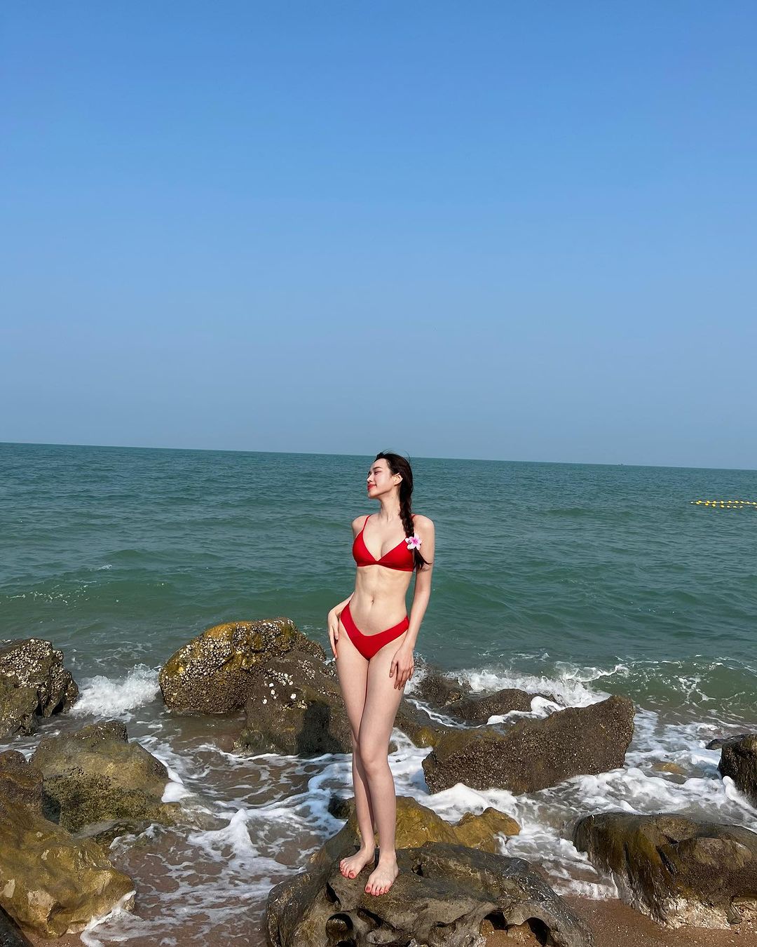Mỹ nhân có đôi chân đẹp nhất làng Hoa hậu: Body hiện tại &quot;hot&quot; cỡ nào mà cứ khoe ảnh bikini là &quot;gây sốt&quot;- Ảnh 2.