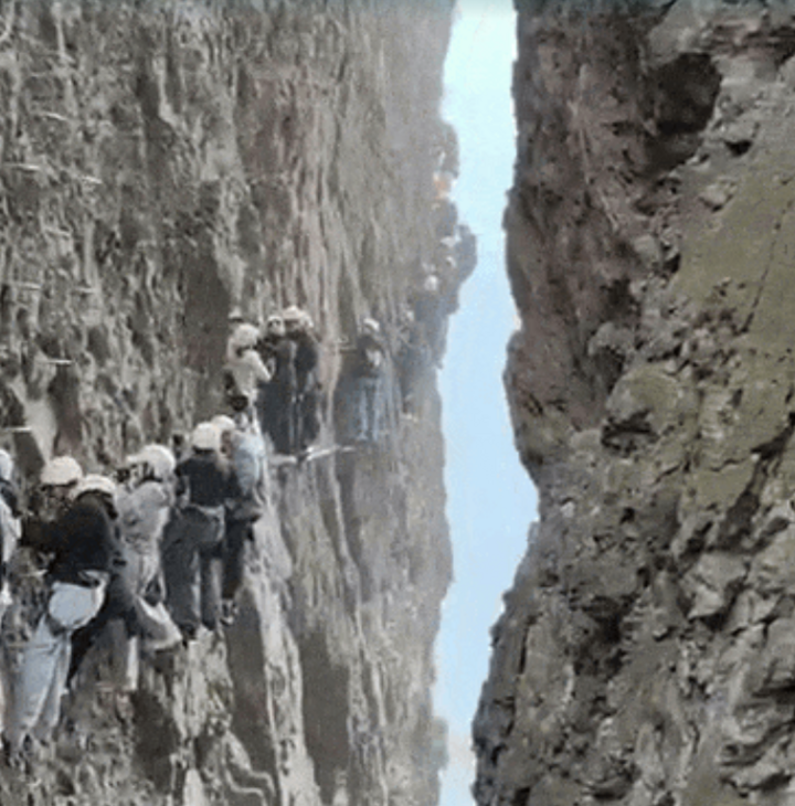 Độc lạ 'tắc núi' ở Trung Quốc, du khách chôn chân giữa vách đá thẳng đứng - Ảnh 1.