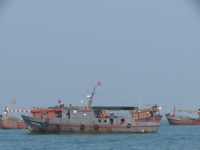4 tàu cá ở Quảng Bình chìm do giông lốc, nhiều ngư dân mất tích trên biển - Ảnh 1.