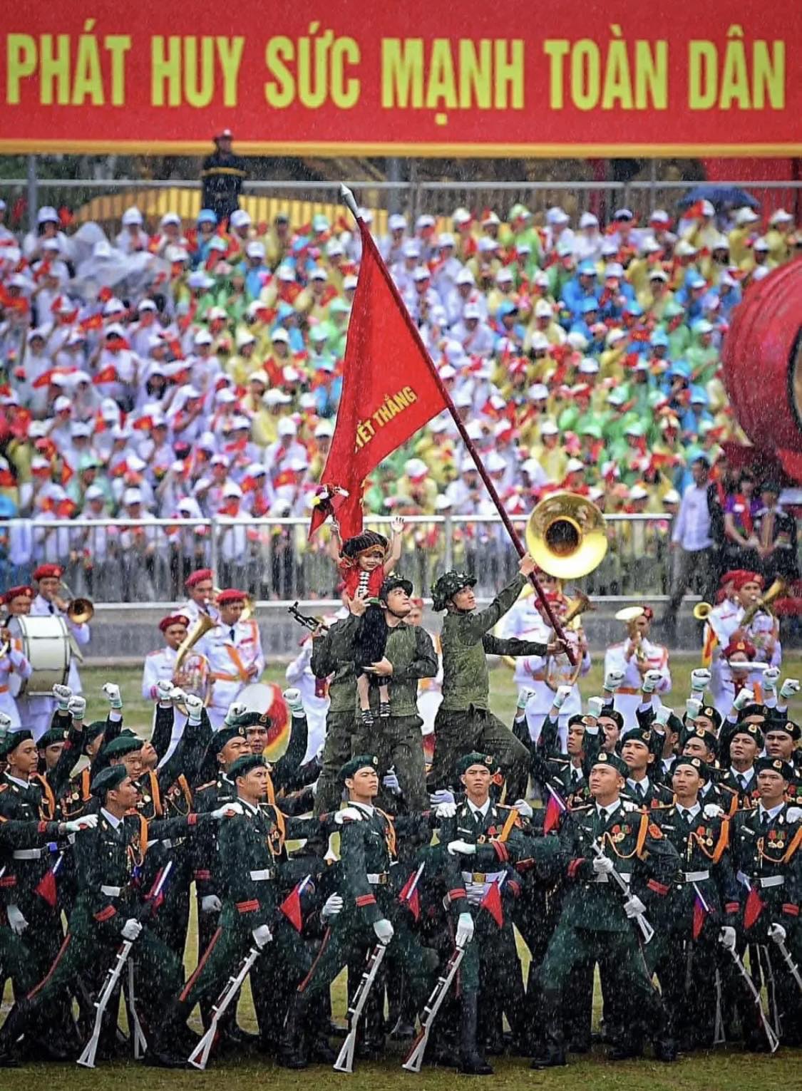 Em bé tượng đài Điện Biên được cưng nhất tỏa sáng giữa rừng cờ hoa và chiến sĩ ''bức hình nói lên ngàn thông điệp&quot; - Ảnh 1.