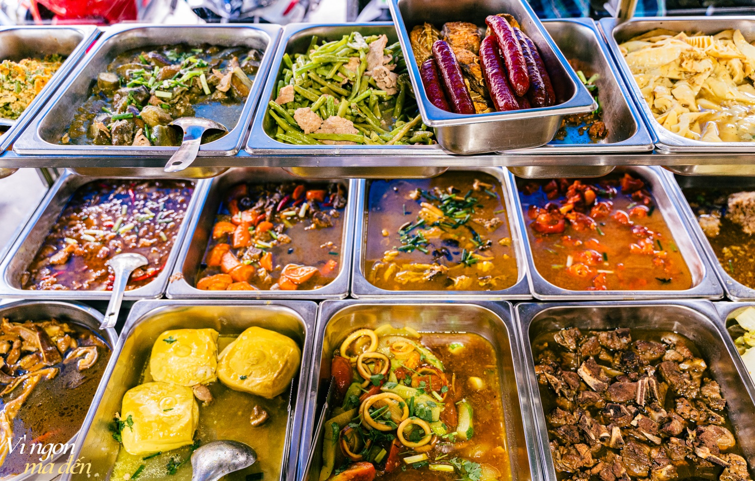 Đi ăn cơm bình dân kiểu người Hoa: Cửa tiệm bán 3 đời mỗi ngày làm hơn 30 món chất lượng, đông khách đến nỗi không dám mở trên ứng dụng giao đồ ăn - Ảnh 1.