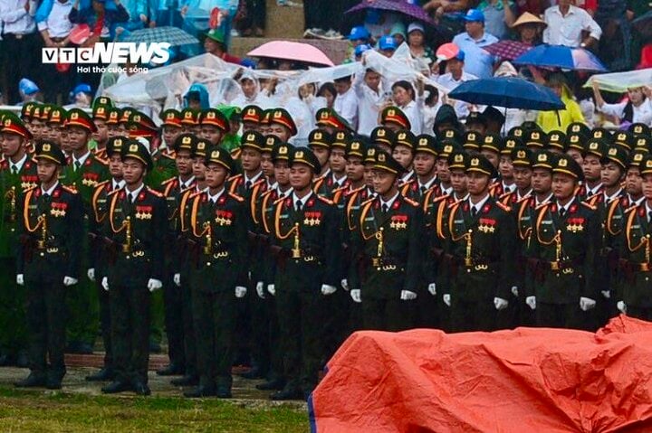 Vạn người hát vang 'Việt Nam Hồ Chí Minh' chờ xem diễu binh tại Điện Biên Phủ - Ảnh 7.
