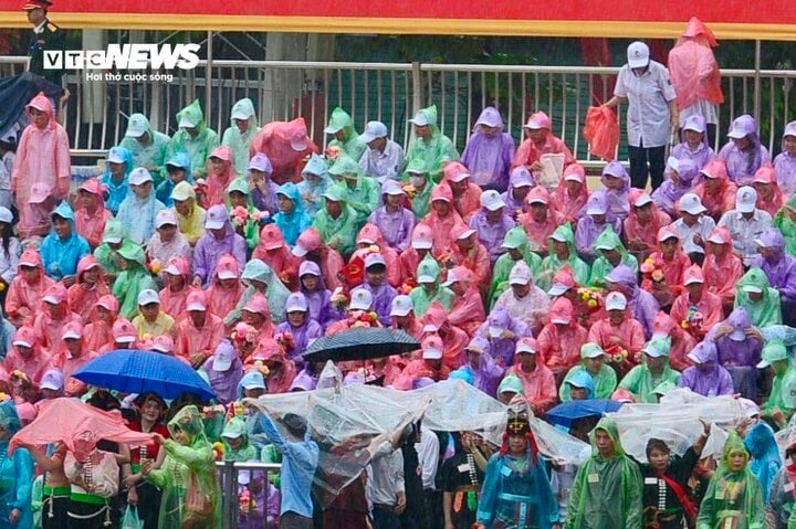 Vạn người hát vang 'Việt Nam Hồ Chí Minh' chờ xem diễu binh tại Điện Biên Phủ - Ảnh 9.