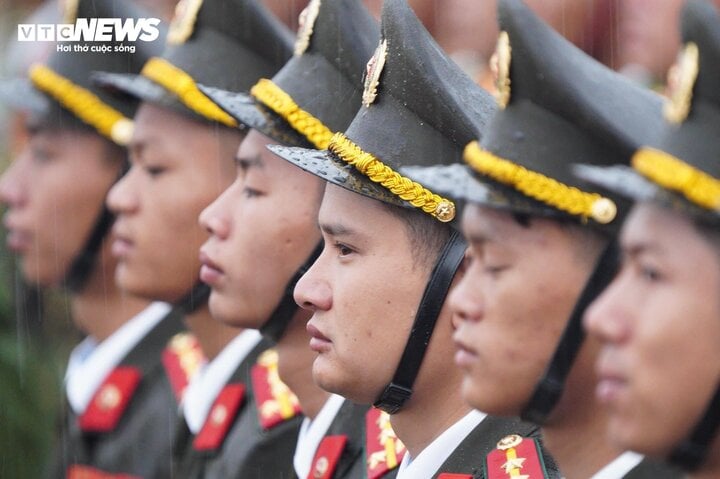 Vạn người hát vang 'Việt Nam Hồ Chí Minh' chờ xem diễu binh tại Điện Biên Phủ - Ảnh 10.