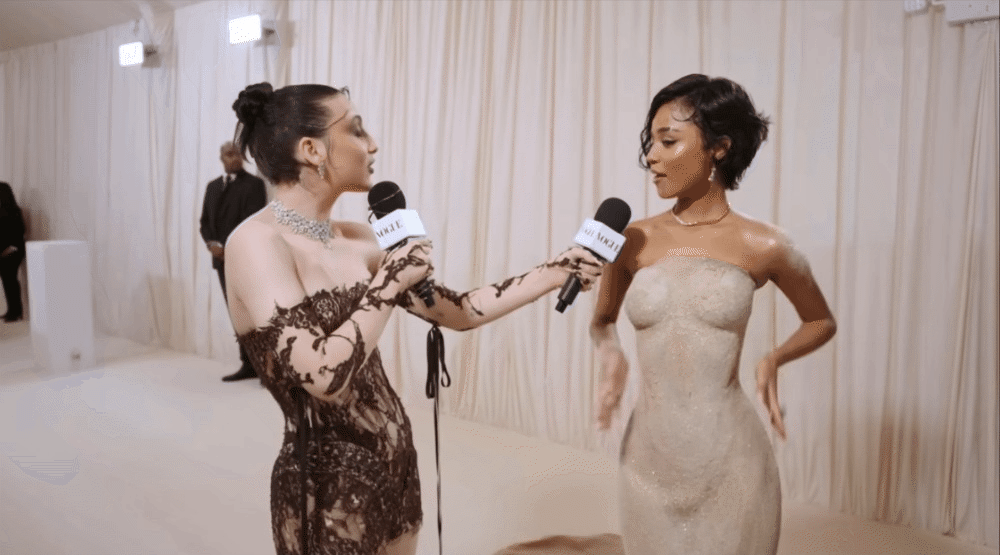 "Kim siêu vòng 3" đã là gì, tại Met Gala 2024 còn có một nhân vật diện bộ đầm không thể đi nổi, phải 3 - 4 người bế lên thảm đỏ - Ảnh 1. "Kim siêu vòng 3" đã là gì, tại Met Gala 2024 còn có một nhân vật diện bộ đầm không thể đi nổi, phải 3 - 4 người bế lên thảm đỏ - Ảnh 1.