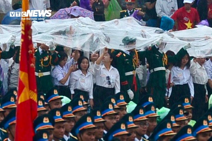 Vạn người hát vang 'Việt Nam Hồ Chí Minh' chờ xem diễu binh tại Điện Biên Phủ - Ảnh 6.