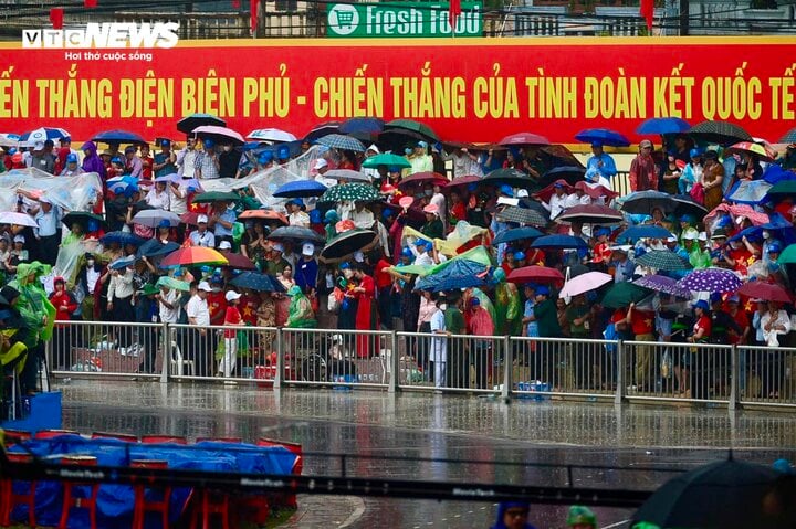 Vạn người hát vang 'Việt Nam Hồ Chí Minh' chờ xem diễu binh tại Điện Biên Phủ - Ảnh 8.