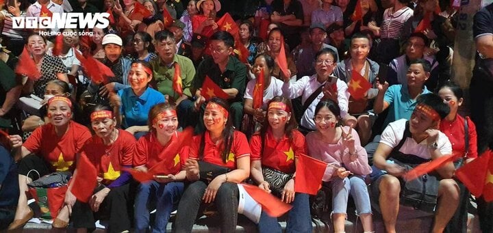 Vạn người hát vang 'Việt Nam Hồ Chí Minh' chờ xem diễu binh tại Điện Biên Phủ - Ảnh 2.