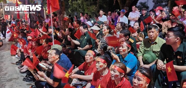 Vạn người hát vang 'Việt Nam Hồ Chí Minh' chờ xem diễu binh tại Điện Biên Phủ - Ảnh 3.