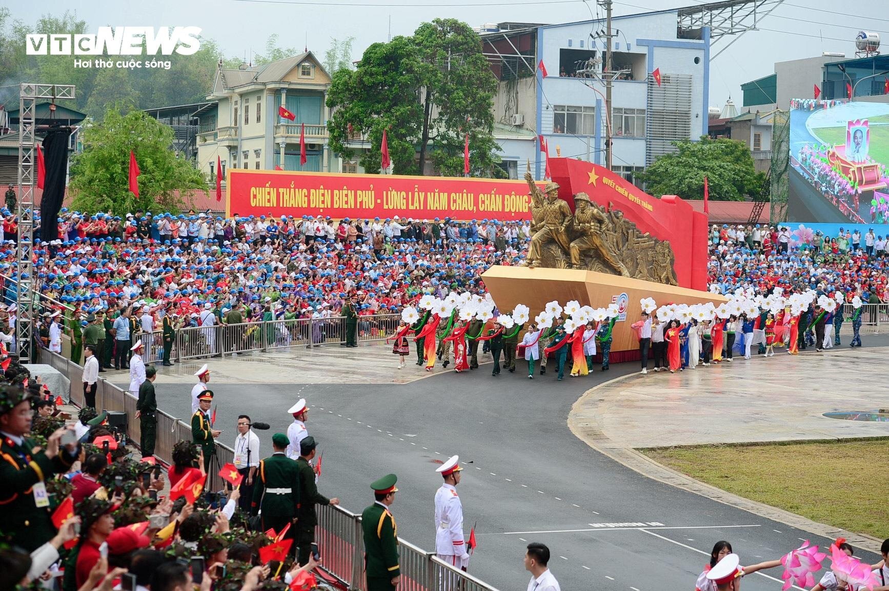Hào hùng Lễ diễu binh, diễu hành Kỷ niệm 70 năm Chiến thắng Điện Biên Phủ - Ảnh 12.
