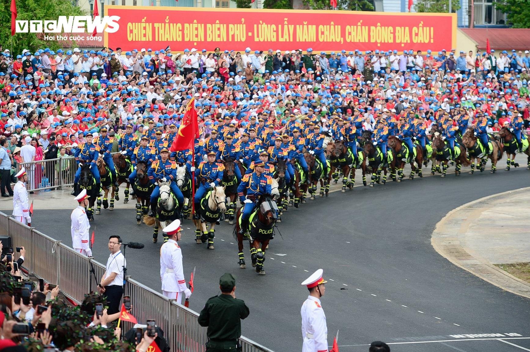 Hào hùng Lễ diễu binh, diễu hành Kỷ niệm 70 năm Chiến thắng Điện Biên Phủ - Ảnh 22.