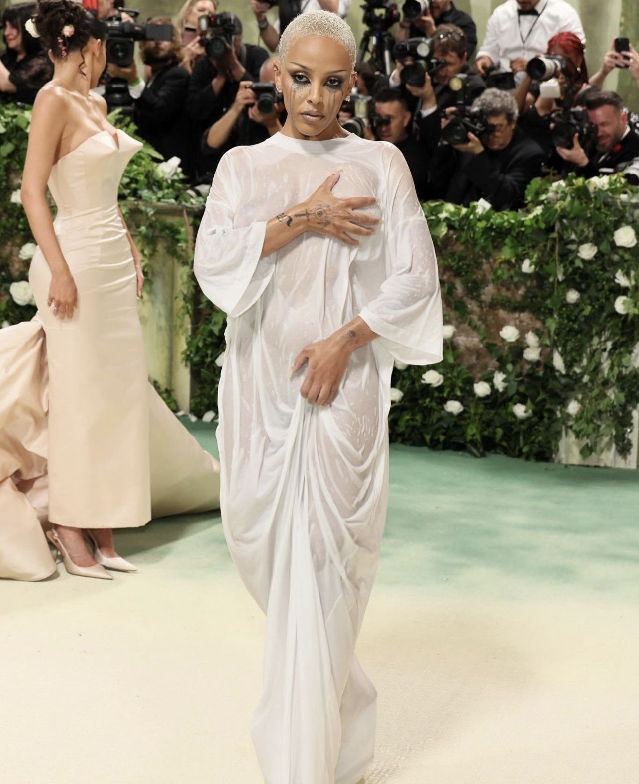 Siêu thảm đỏ Met Gala 2024: Zendaya - Gigi Hadid quá ấn tượng, Jennie khoe body “cháy” quá rồi! - Ảnh 14.