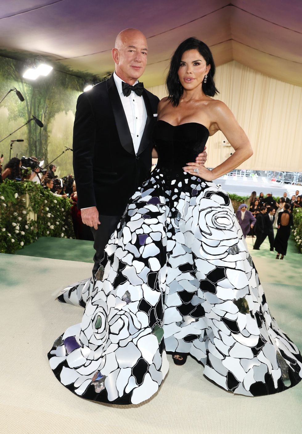 Hai trùm công nghệ tại Met Gala 2024: CEO TikTok nổi bật với visual tổng tài bên vợ đẹp, Jeff Bezos cùng bạn gái có bị chê mặc kém sang? - Ảnh 3.