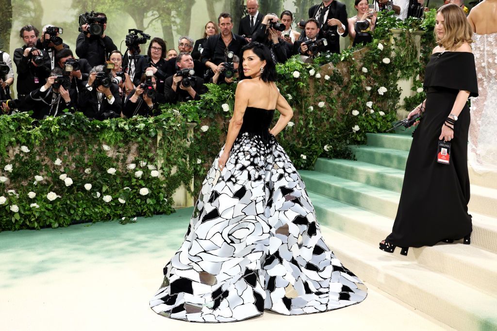 Hai trùm công nghệ tại Met Gala 2024: CEO TikTok nổi bật với visual tổng tài bên vợ đẹp, Jeff Bezos cùng bạn gái có bị chê mặc kém sang? - Ảnh 4.