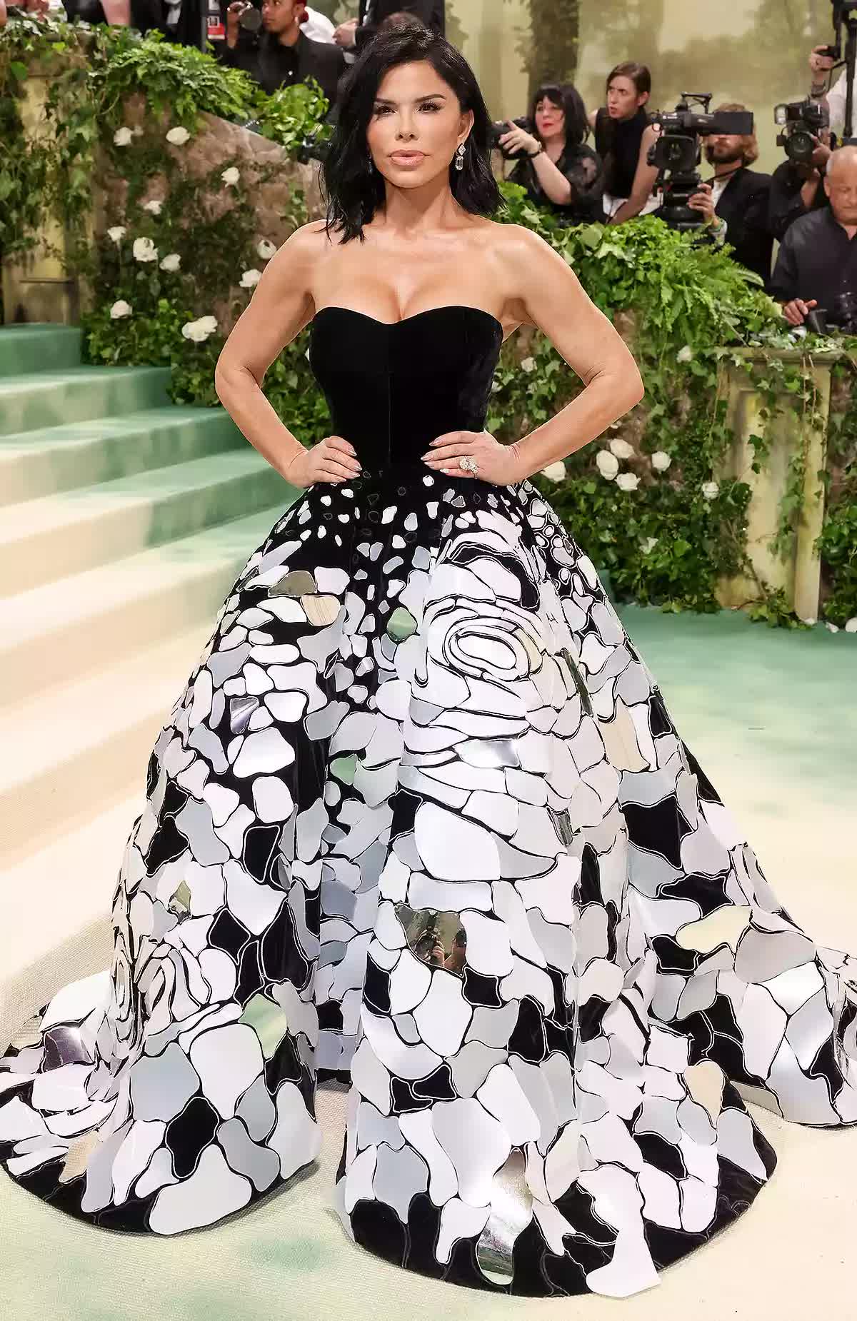 Hai trùm công nghệ tại Met Gala 2024: CEO TikTok nổi bật với visual tổng tài bên vợ đẹp, Jeff Bezos cùng bạn gái có bị chê mặc kém sang? - Ảnh 5.