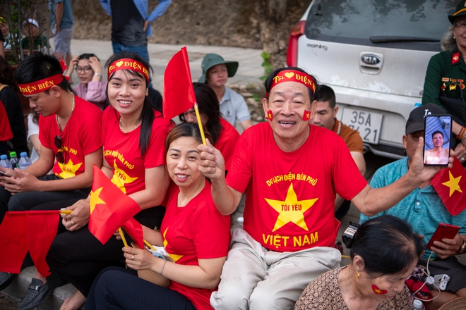 Những ánh mắt tràn ngập tự hào của &quot;quân và dân ta&quot; trong lễ diễu binh, diễu hành kỷ niệm 70 năm Chiến thắng Điện Biên Phủ - Ảnh 34.